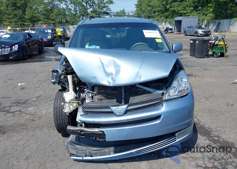2005 Toyota Sienna Xle z USA, uszkodzony, nr VIN 5TDBA22C05S044853